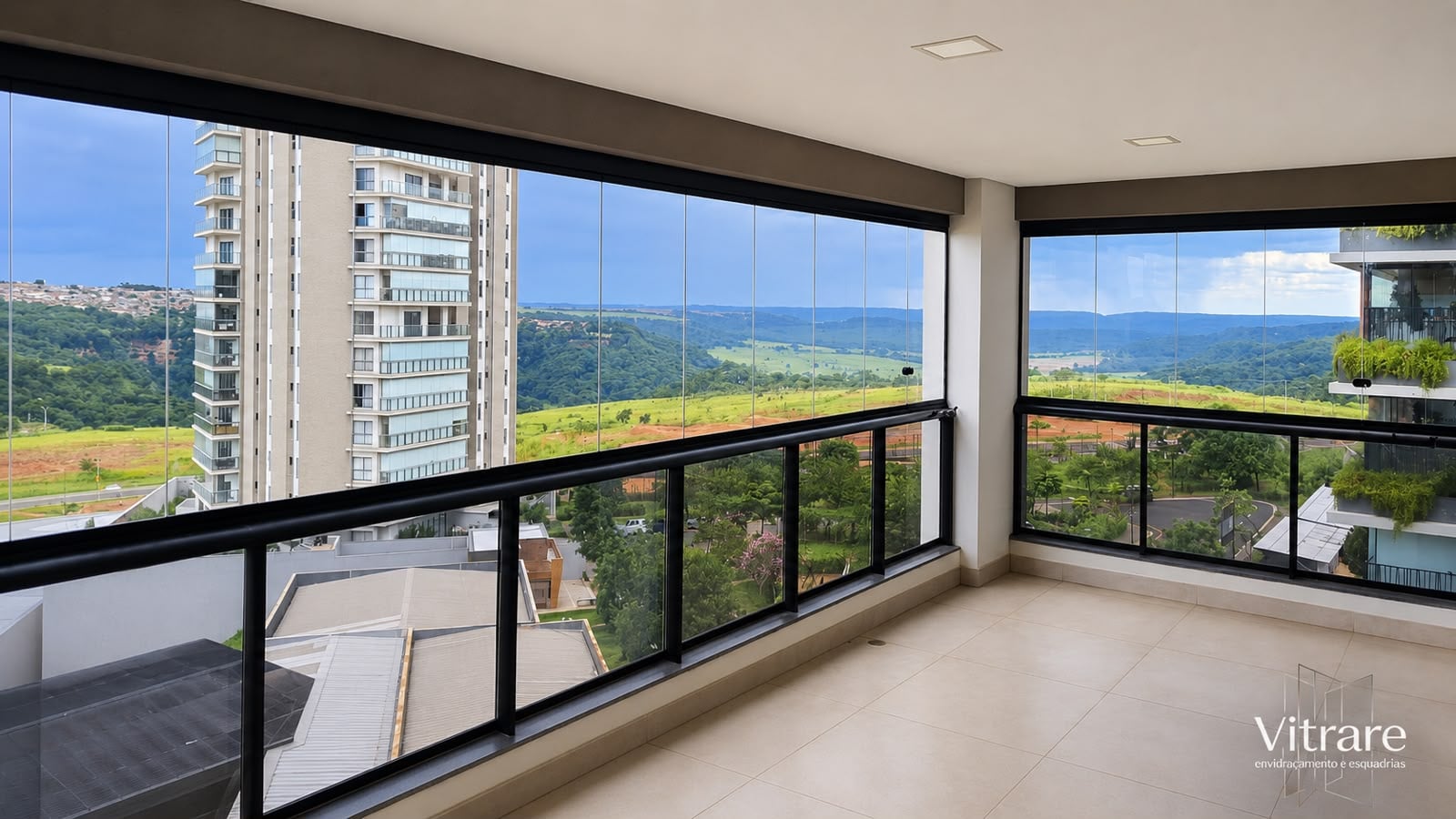 Sacada envidraçada com vista aberta e acabamento Vitrare