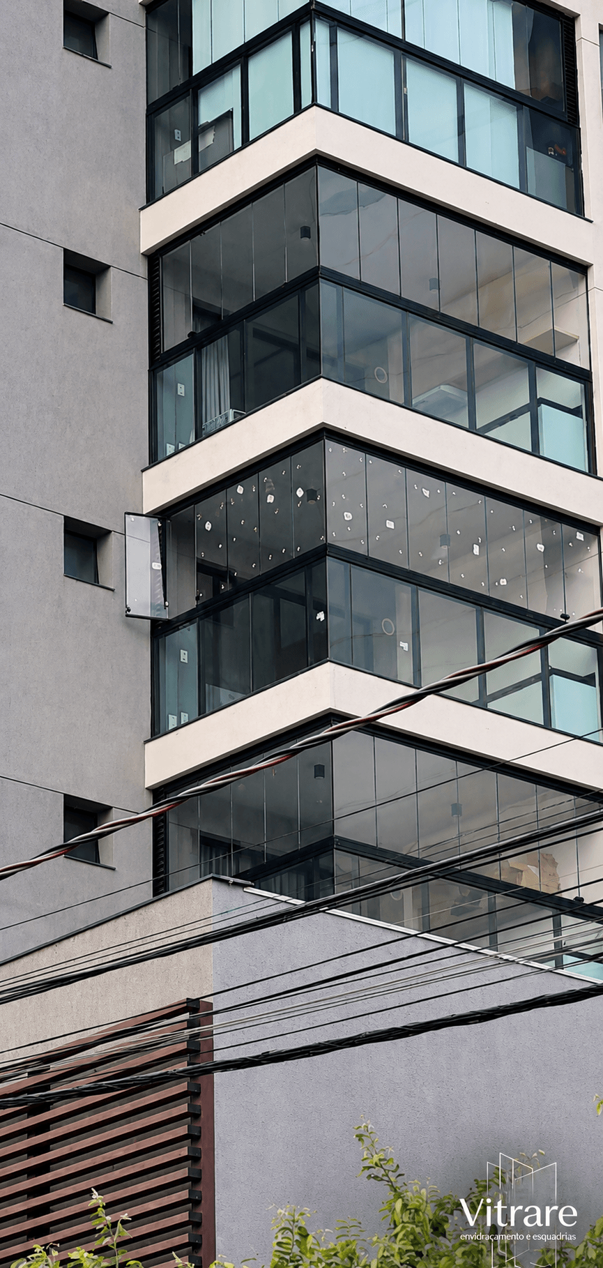 Fachada vertical de edifício com vidro