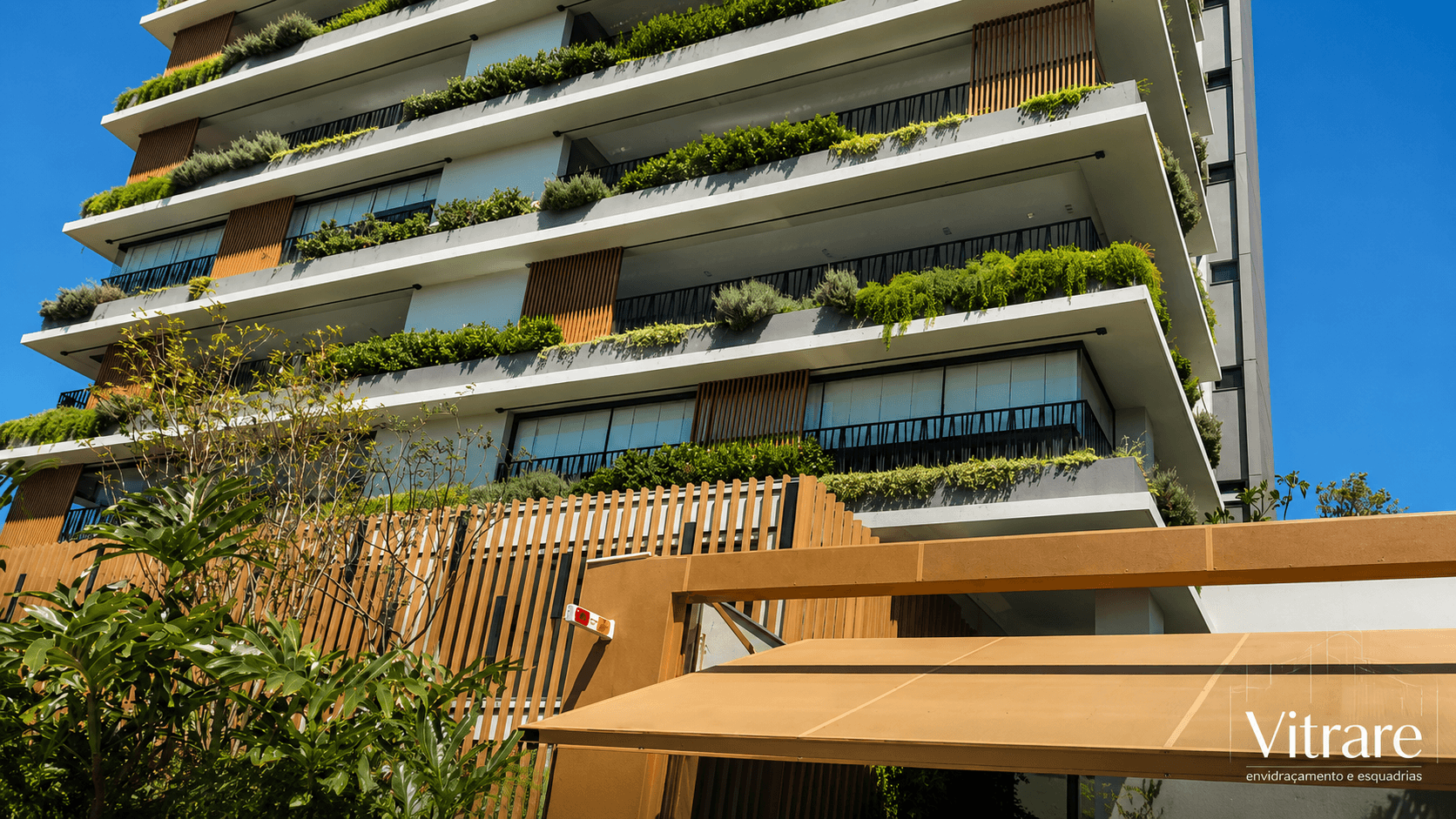 Edifício residencial com sacadas e elementos em vidro