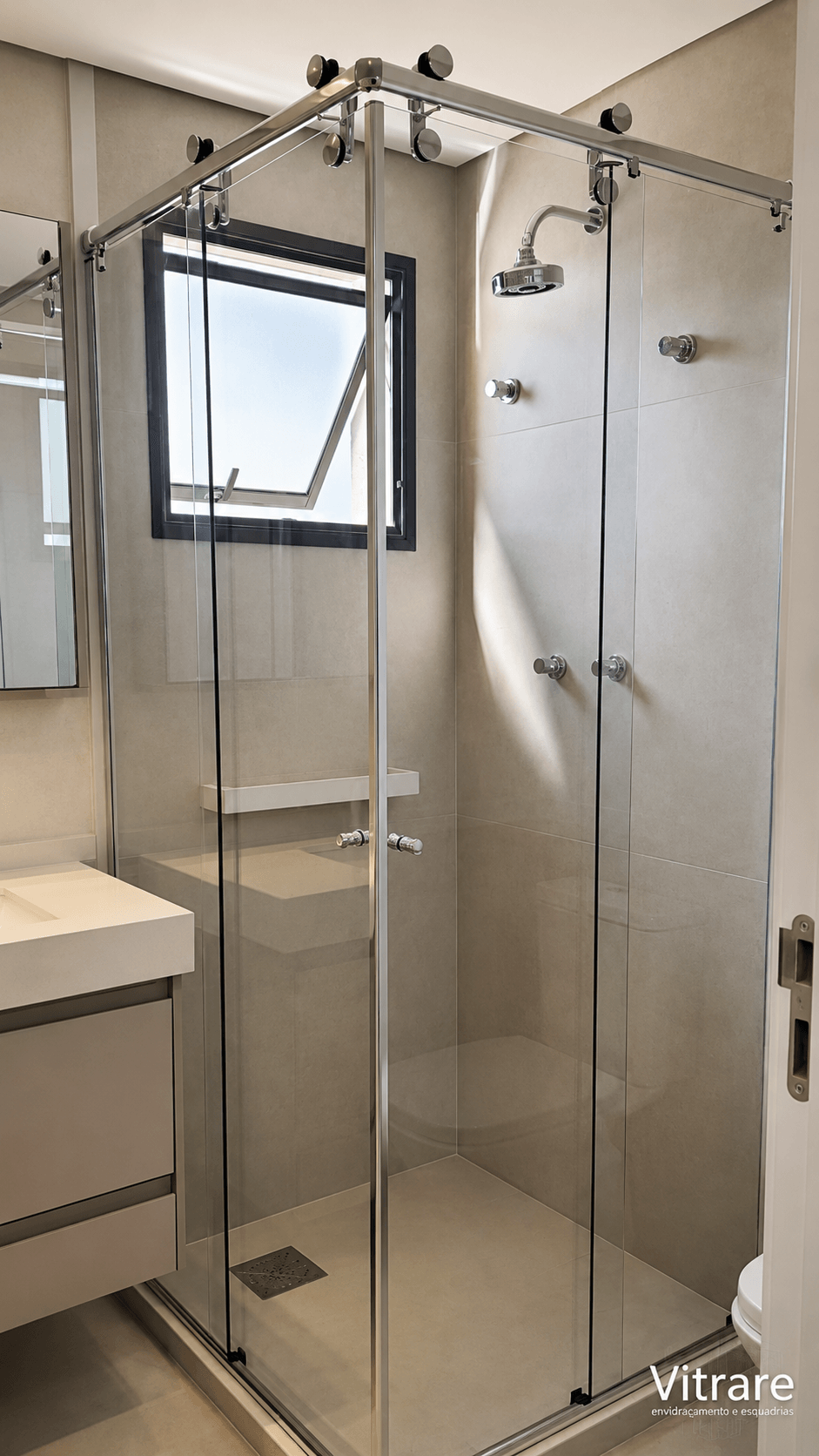 Box de banheiro em vidro com ferragens modernas