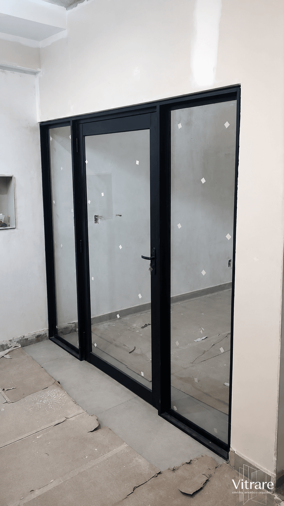 Esquadria preta com portas de vidro em ambiente moderno