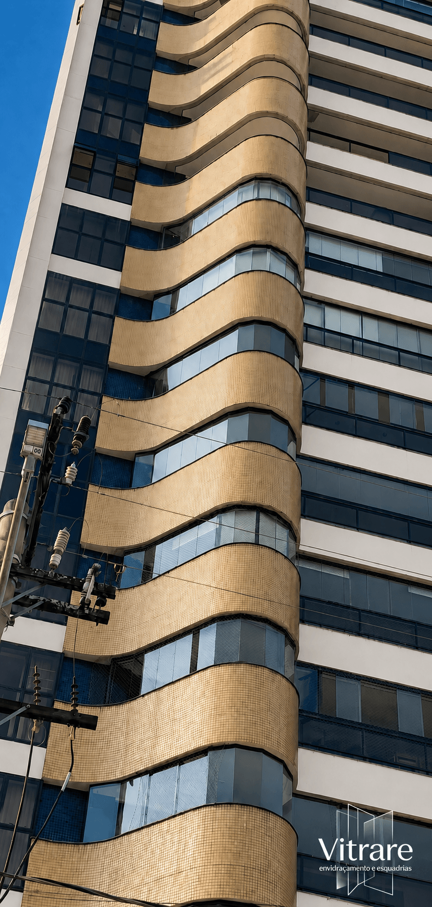Fachada curva de edifício com vidro