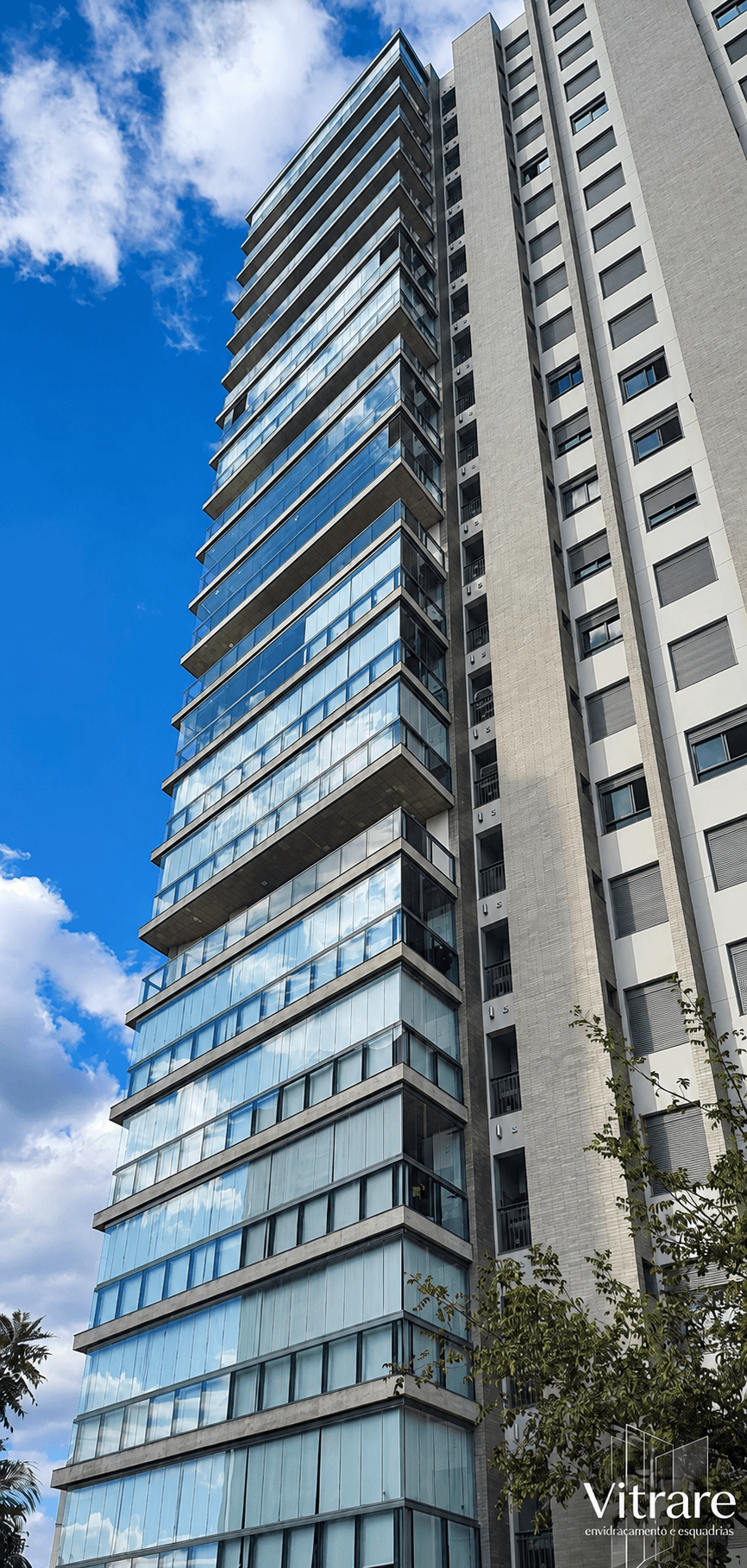 Torre residencial com aplicações de vidro