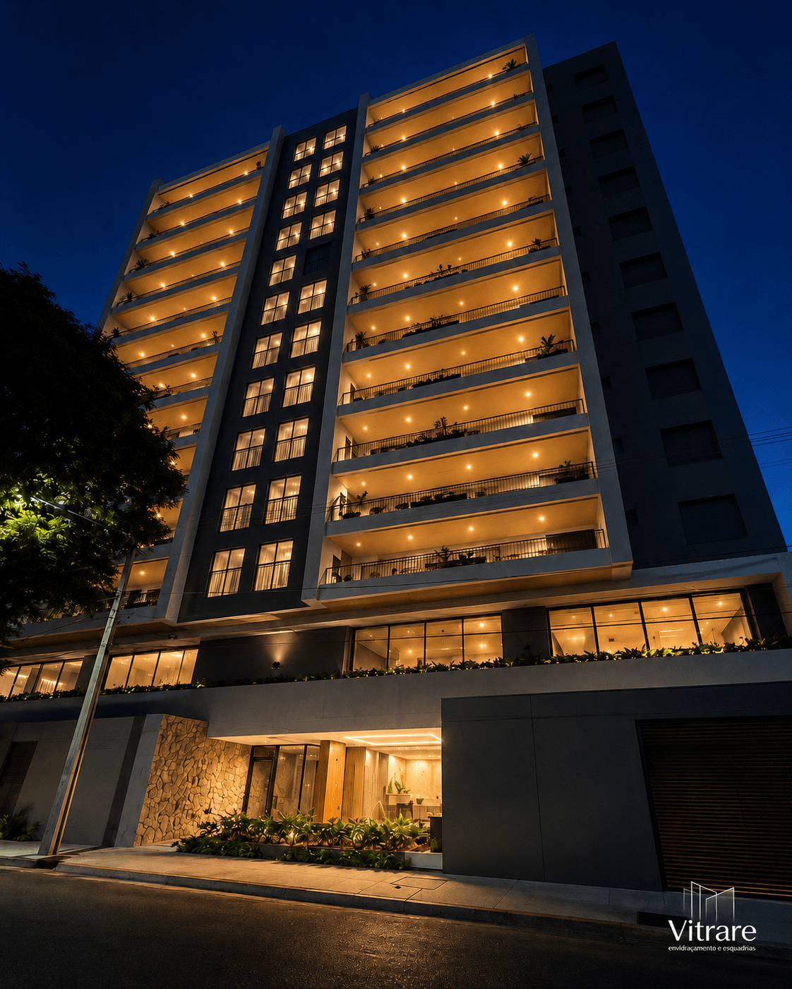 Edifício noturno com iluminação arquitetônica