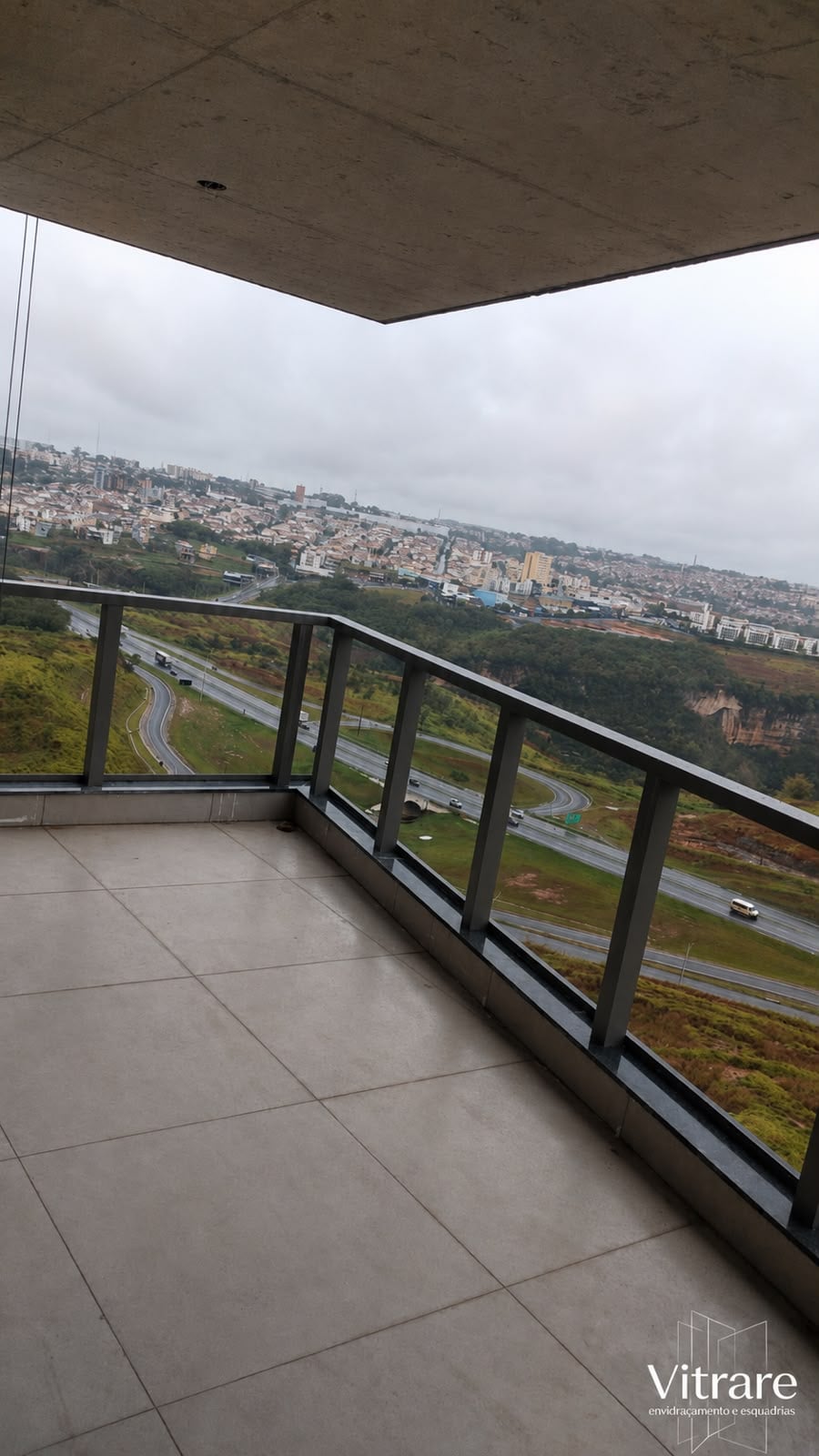 Guarda-corpo em vidro instalado em sacada residencial